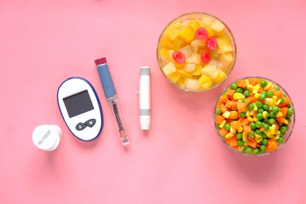 Outils de mesure diabétiques et stylo à insuline et aliments sains sur rose — Photo