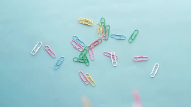 Ralenti des trombones tombent sur fond bleu — Video