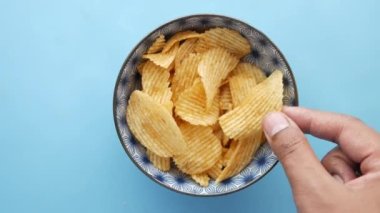 Patates cipslerini bir kaseden elle topla. 