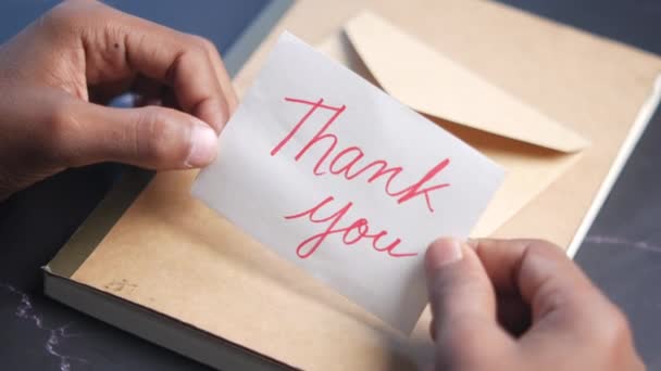 Close up de homem mão lendo uma carta de agradecimento — Vídeo de Stock