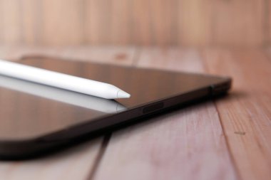  dijital tablet ve tablo üzerinde grafik 