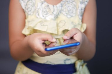 çocuk eli akıllı telefon ekranını işaret ediyor.