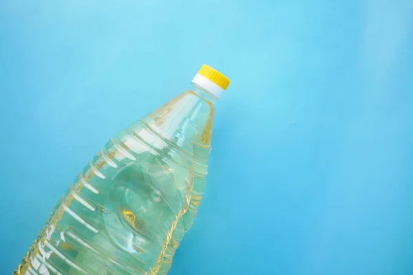 Botella de aceite de girasol sobre fondo azul — Foto de Stock
