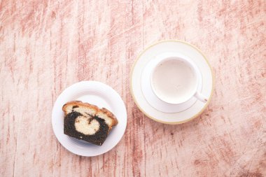 Bir dilim pastane çikolatalı kek ve çay. 