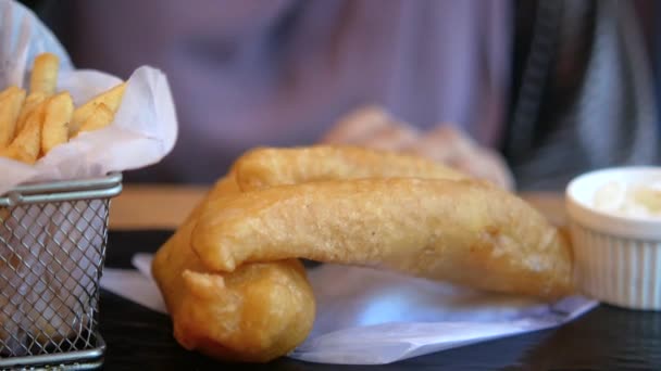 Filete de pescado, papas fritas y puré de patatas en la mesa — Vídeos de Stock