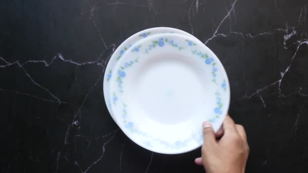 Vista superior de poner el plato vacío en la mesa — Vídeo de stock