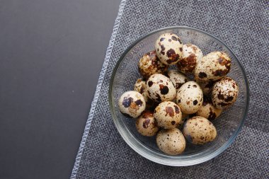 Bıldırcın yumurtalarını bir kutuya koy. 