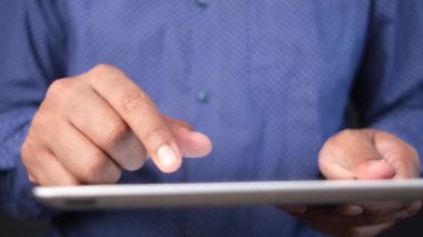 Ofis masasında dijital tablet kullanan iş adamı 