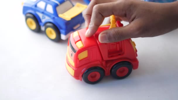 Gyermek fiú játszik színes műanyag játékok kék háttér — Stock videók