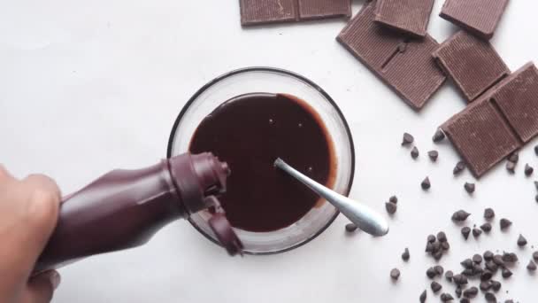 Crema de chocolate negro en un tazón en blanco — Vídeo de stock