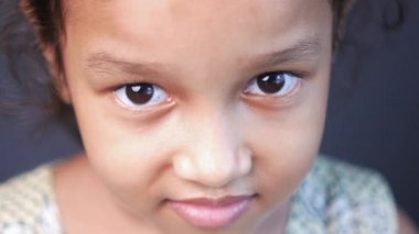 Gülümseyen mutlu küçük kız portresi 