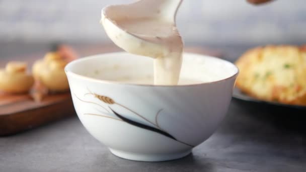 Un tazón de crema casera de sopa de champiñones — Vídeos de Stock