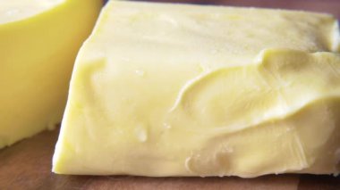 Masadaki kağıtta bir parça tereyağı. 