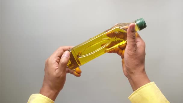 Mão segurando uma garrafa de azeite — Vídeo de Stock