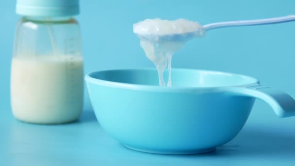 Close up of baby food in a bowl on table — Stock Video