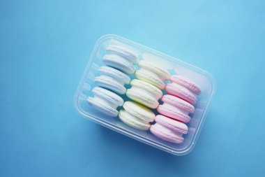 Kurabiyeyi bir kaseye koy..