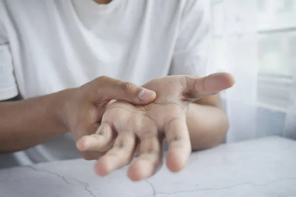 Mann erleidet Schmerzen in der Hand aus nächster Nähe — Stockfoto