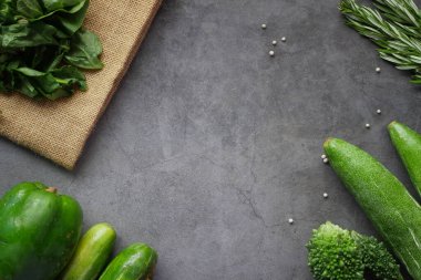 kopyalama alanı olan siyah arkaplanda yeşil sebzeler 