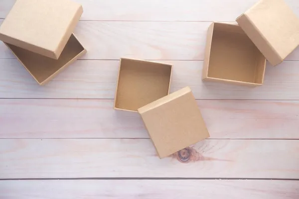 Bovenaanzicht van zelfgemaakte lege geschenkdoos op tafel — Stockfoto