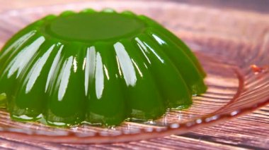 Masadaki kırmızı jöleyi kapat.,