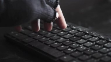 Bilgisayar korsanları dizüstü bilgisayardan veri çalıyor. 