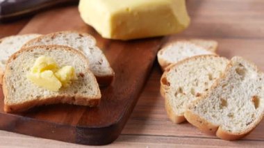 Bir dilim tereyağı ve ekmek dilimleri. 