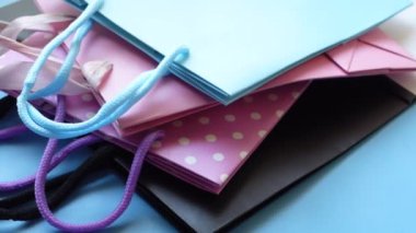  Mavi arkaplanda renkli hediye çantası. Yakın plan.