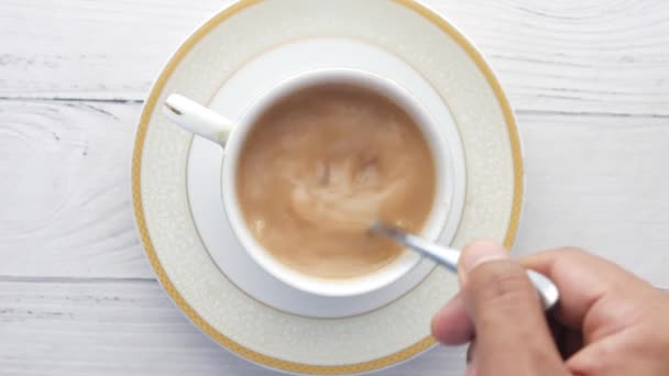 Osoba ruka míchání čaj s lžící. — Stock video