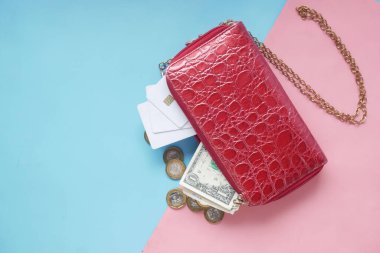 Kredi kartları, kadın çantasında para renginde. 