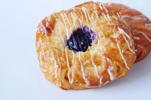 Donuts de chocolate no fundo branco fechar — Fotografia de Stock