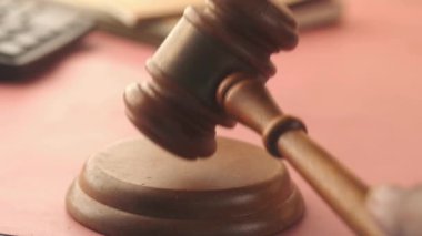 Tokmağa vuranların ellerini kapatın..