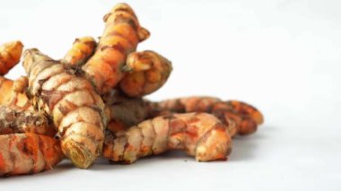 Tabaktaki zerdeçal kökünün detaylı görüntüsü ,