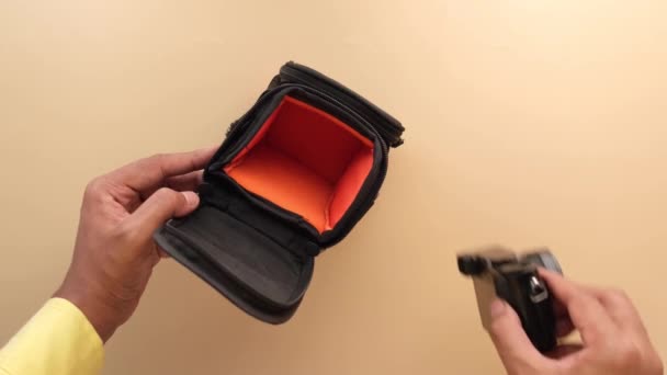 작은 가방 위에 빈티지 카메라를 놓는 모습 — 비디오