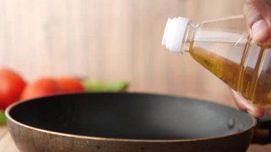 Pişirme tavasına ayçiçeği yağı dökerek 