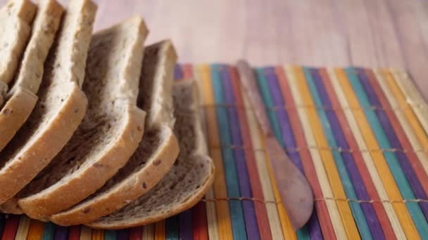 Close-up van stapel gebakken brood op tafel — Stockvideo