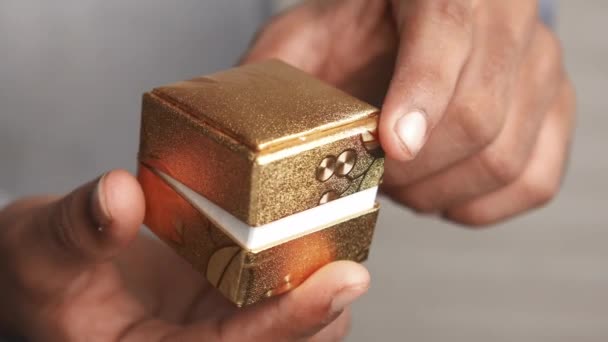 年轻人把结婚戒指放在盒子里 — 图库视频影像