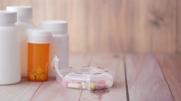 Femmes prendre des médicaments à la main à partir d'une boîte à pilules — Video