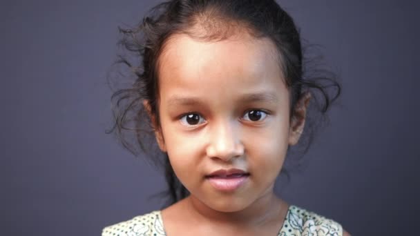 Triste niño molesto niña llorando contra gris fondo — Vídeos de Stock