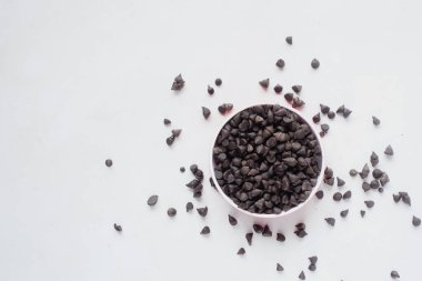 Beyaz arkaplanda çikolata parçacıkları 