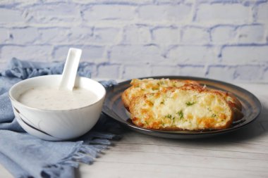  Masada çorba ve sarımsaklı ekmek. 