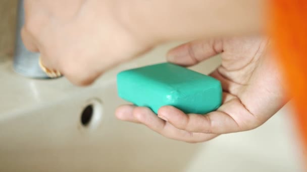 Mujeres lavándose las manos con agua tibia jabón — Vídeo de stock