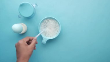  Masadaki kasede bebek mamasının en üst görüntüsü. 