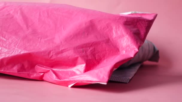 Masanın üzerinde pembe renkli kağıt baloncuk zarfı — Stok video