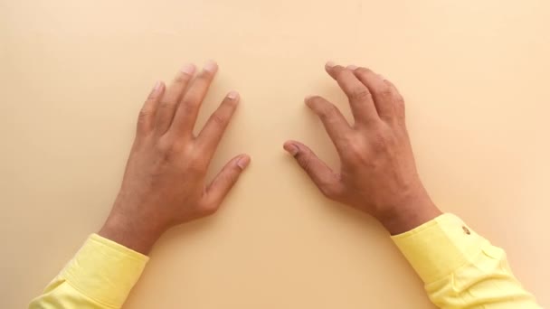 Nerwowa ręka młodego mężczyzny — Wideo stockowe