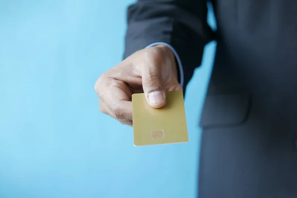 Zbliżenie osoby trzymającej kartę kredytową — Zdjęcie stockowe
