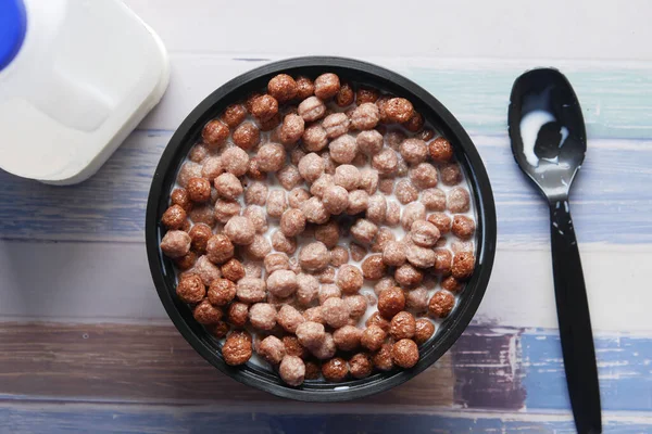 Vista superior de flocos de milho de chocolate em uma mesa de tigela — Fotografia de Stock