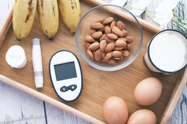 餐桌上的糖尿病测量工具、香蕉、鸡蛋和牛奶 — 图库照片