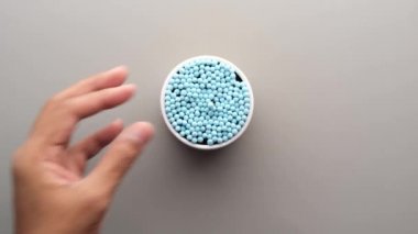 Plastik bir kutuda kulak pamuğu çubuğu 