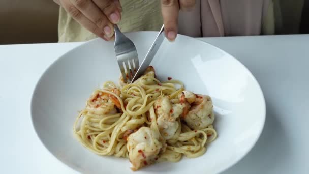 Eating noodles and king prawn on plate on table — Stock Video