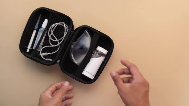 Recoger a mano un nebulizador de una caja en la mesa — Vídeos de Stock